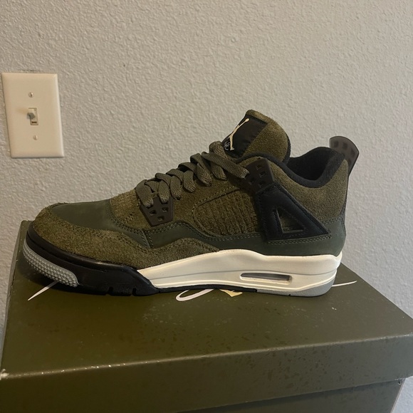Air Jordan Retro 4 SE Big Kids Size 6.5Never WornComes With Box